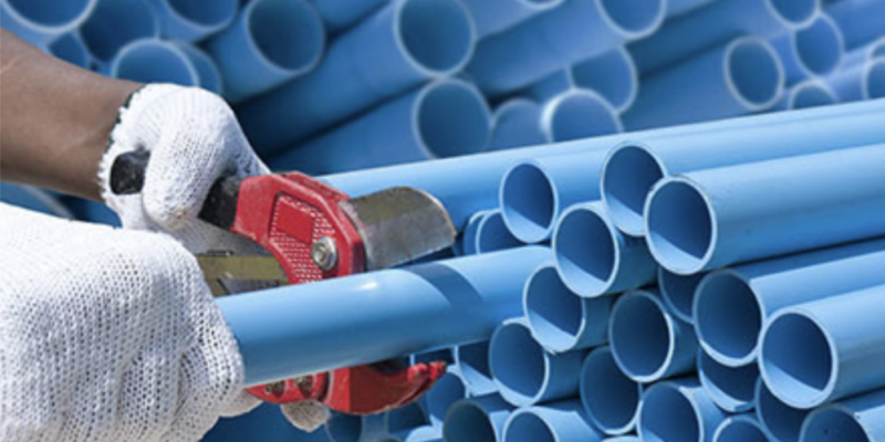 cutting down a blue pipe to size