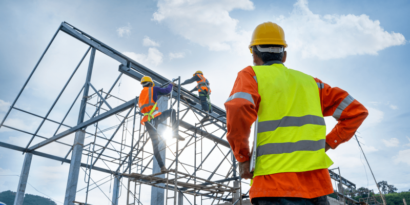 Técnico de ingeniería mirando a un equipo de trabajadores