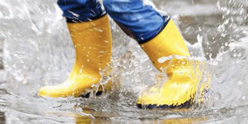 botas de lluvia que saltan en charco