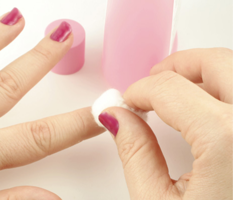 quitando esmalte de uñas