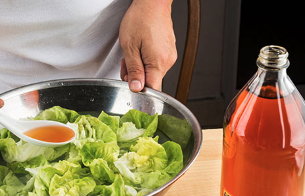 usando vinagre de sidra de manzana en una ensalada