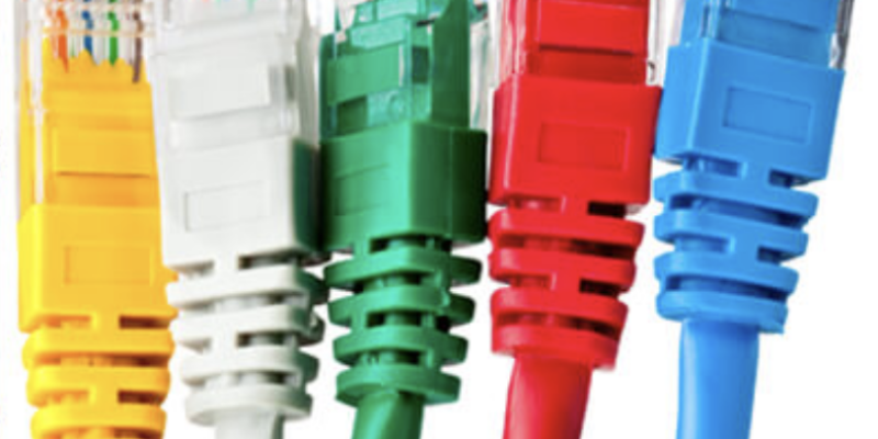 cables de ethernet en una variedad de colores