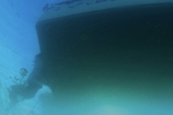 vista de un bote desde abajo del agua