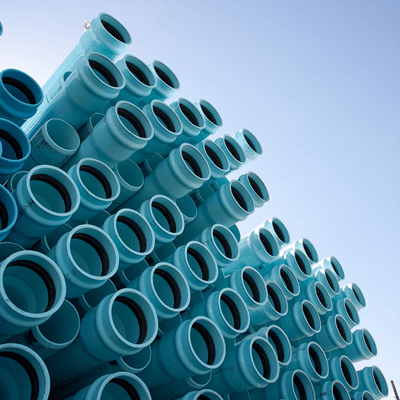Pila de tuberías de agua de PVC azules