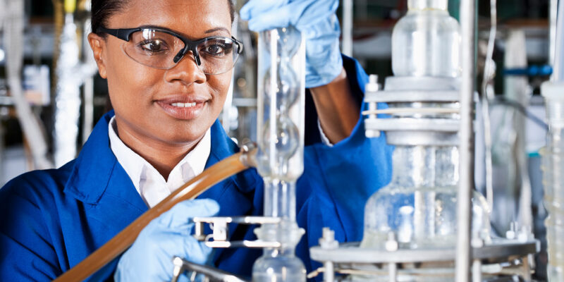 mujer en un laboratorio