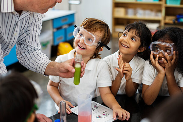 niños aprendiendo química en la escuela