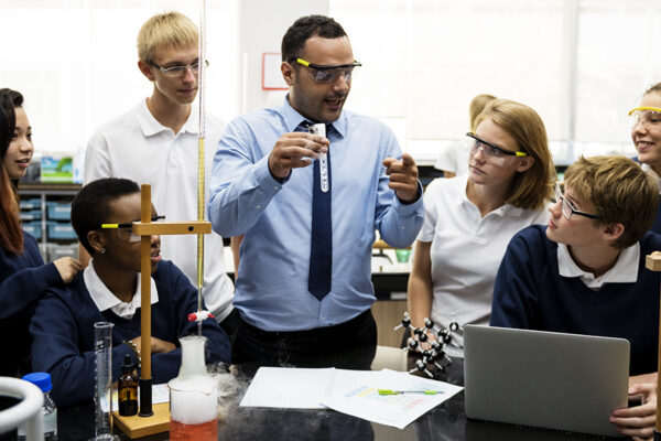 maestro con estudiantes de química