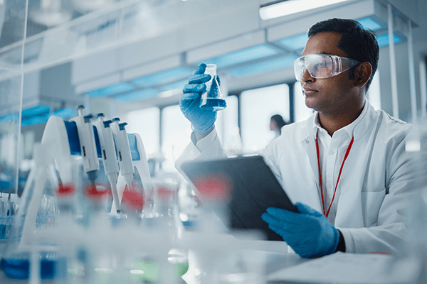 retrato de hombre guapo en laboratorio de investigación médica