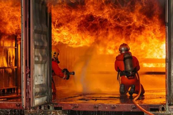 Bomberos combaten llamas