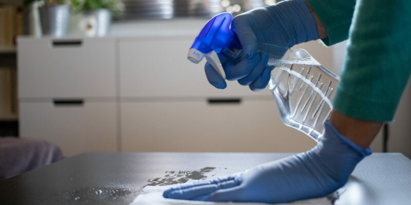 El amoníaco sirve como componente químico básico para suministros de limpieza domésticos