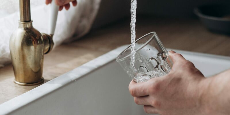 Agua limpia que viene del fregadero de la cocina