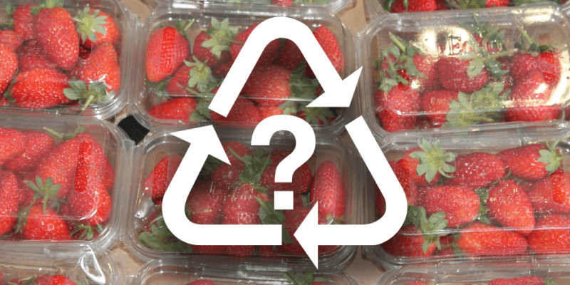 símbolo de reciclaje en envase de frutas